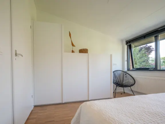 Vakantiehuis wijk de brabander 115 cadzand slaapkamer 1 kast en stoel