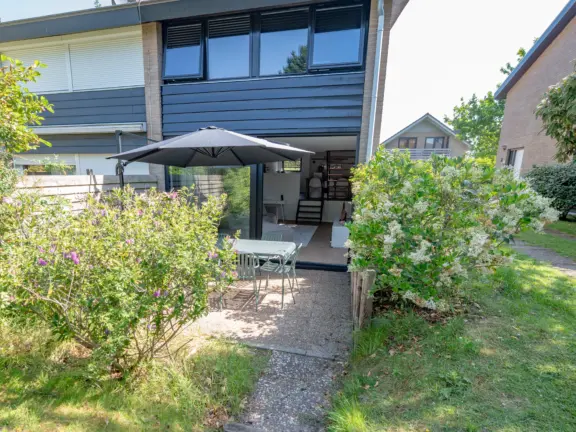 Vakantiehuis wijk de brabander 115 cadzand tuintafel 2 tuin terras parasol
