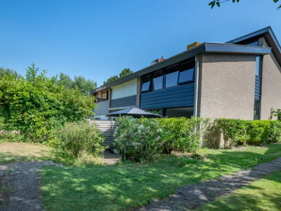 Vakantiehuis wijk de brabander 115 cadzand tuintafel 2 huis zijkant