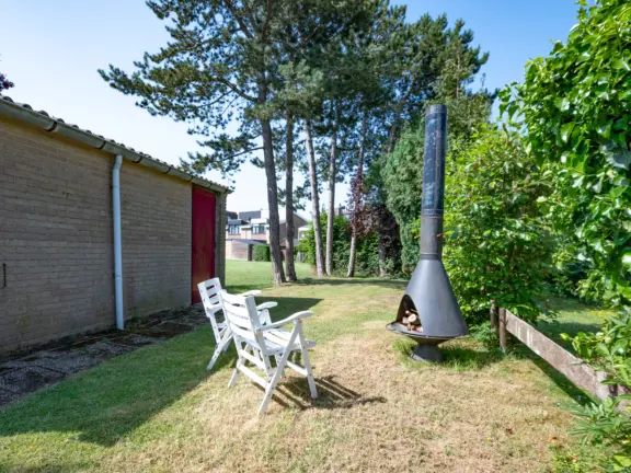 Vakantiehuis wijk de brabander 115 cadzand tuintafel 2 tuin met haard stoelen
