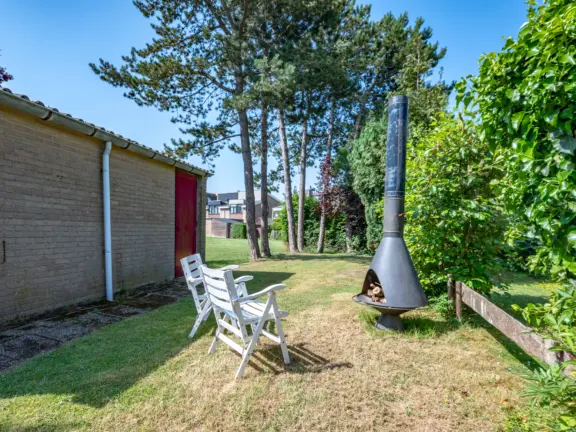 Vakantiehuis wijk de brabander 115 cadzand tuintafel 2 tuin met haard stoelen 2