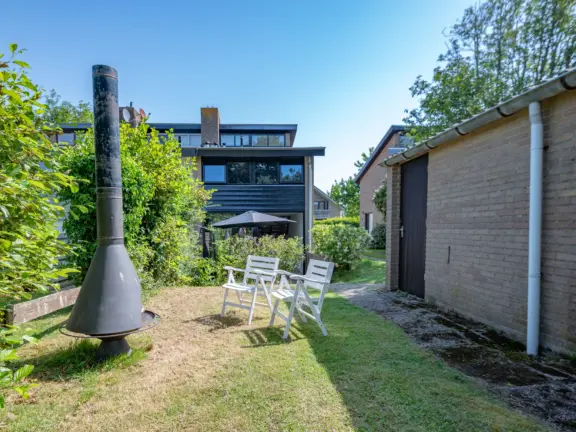 Vakantiehuis wijk de brabander 115 cadzand tuintafel 2 tuin met haard en stoelen