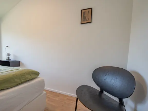 Vakantiehuis wijk de brabander 115 cadzand slaapkamer 2 stoel en schilderij