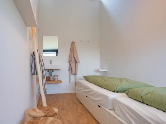 Vakantiehuis wijk de brabander 115 cadzand slaapkamer 3 spiegel