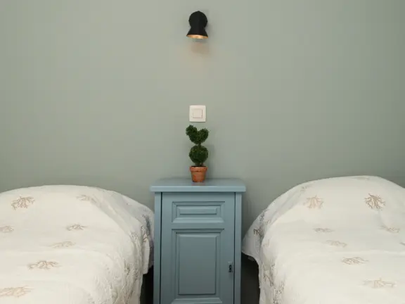 Appartement wijk de brabander 71 cadzand slaapkamer 2 nachttafeltje