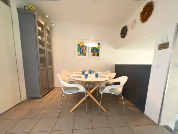 Vakantiehuis wijk de brabander 185 cadzand eetkamer tafel