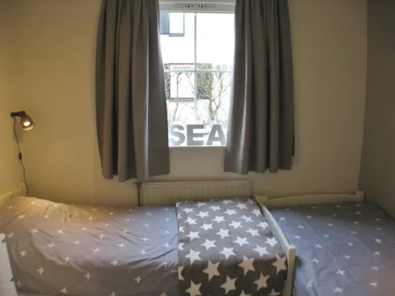 Vakantiehuiscadzand birdhouse wijk de brabander 25 slaapkamer raam