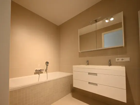 Appartement 2 E002 badhuis cadzand badkamer ligbad