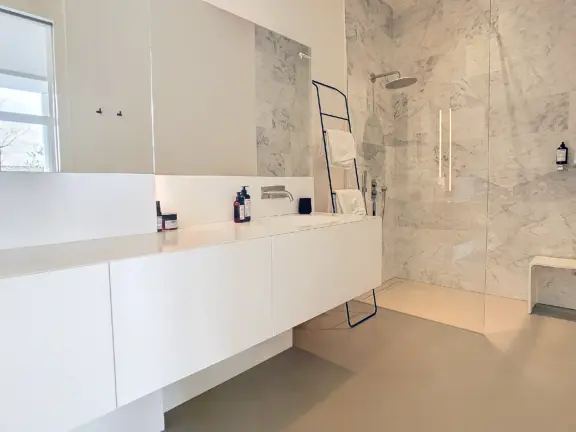 0 badhuis cadzand 2 E006 slaapkamer 1 badkamer ensuite wastafel meubel