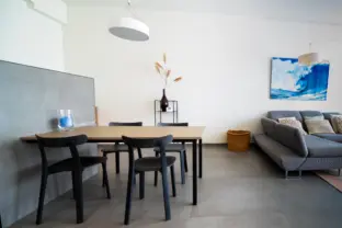 Appartement badhuis cadzand 2 E008 bardot woonkamer eettafel en bank