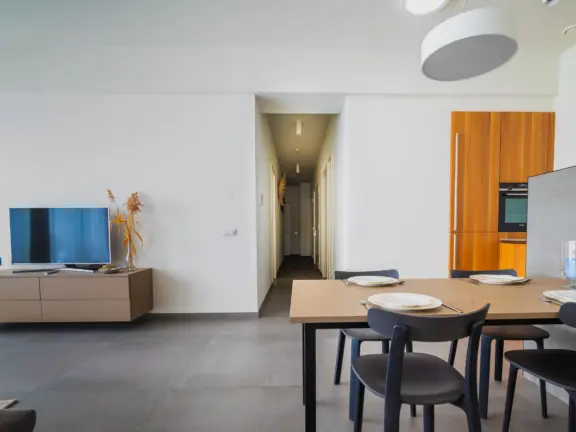 Appartement badhuis cadzand 2 E008 bardot eettafel en gang en televisie