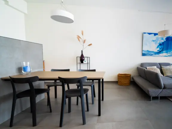 Appartement badhuis cadzand 2 E008 bardot woonkamer eettafel en bank