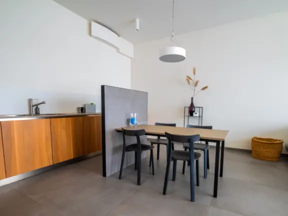 Appartement badhuis cadzand 2 E008 bardot woonkamer eettafel keuken