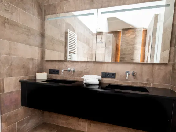 Badhuis cadzand appartement 2 F105 badkamer 1 wasbak spiegel