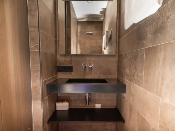 Badhuis cadzand appartement 2 F105 badkamer 2 wasbak