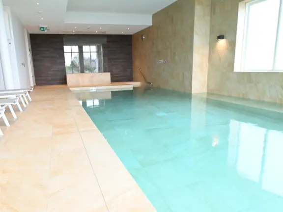 Badhuis cadzand wellness zwembad close