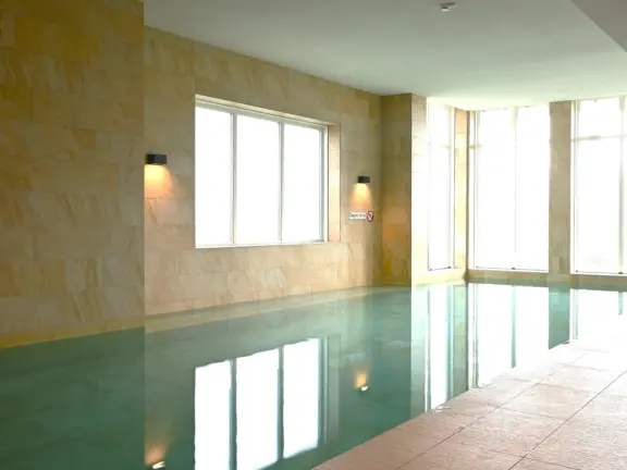 Badhuis cadzand wellness zwembad close up