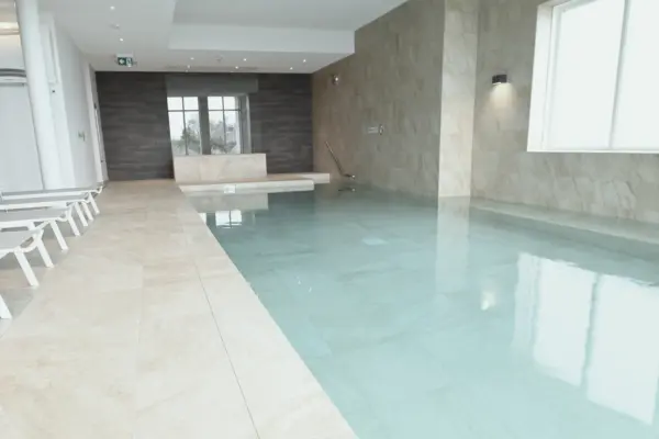 Badhuis cadzand wellness zwembad groen