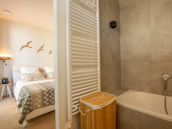 Maison la belle de branding cadzand badkamer en suite
