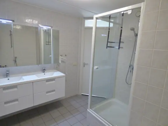 Appartement met zeezicht boulevard wielingen 76 06 cadzand badkamer