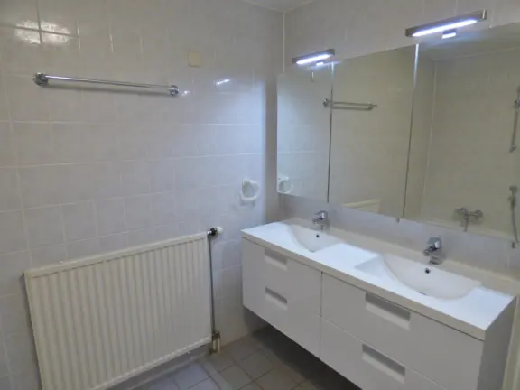 Appartement met zeezicht boulevard wielingen 76 06 cadzand badkamer wastafel