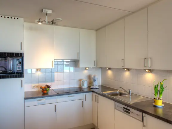 Appartement met zeezicht boulevard wielingen 76 06 cadzand keuken