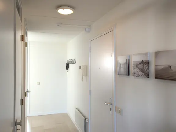 Appartement met zeezicht boulevard wielingen 76 06 cadzand badkamer hal