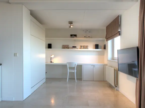 Appartement met zeezicht boulevard wielingen 76 06 cadzand badkamer werkplek