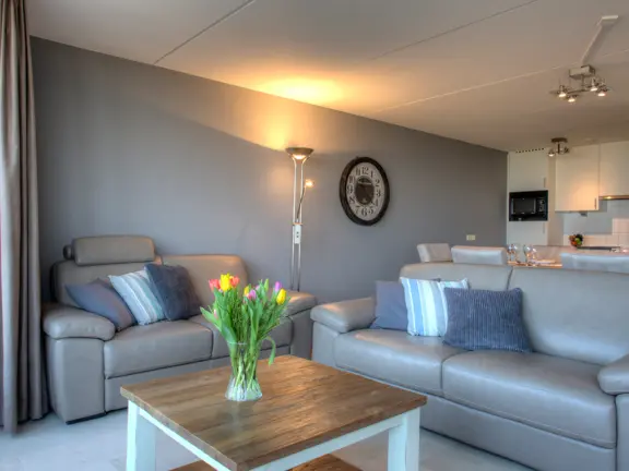 Appartement met zeezicht boulevard wielingen 76 06 cadzand badkamer woonkamer bank