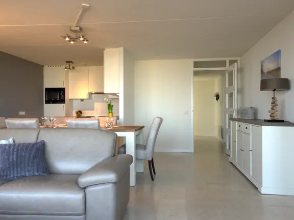 Appartement met zeezicht boulevard wielingen 76 06 cadzand badkamer woonkamer dressoir