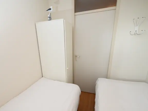 Appartement deurloo 55 09 cadzand kleine slaapkamer kast