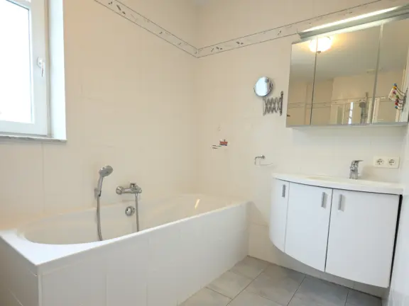 Appartement duindoorn 301 cadzand badkamer bad