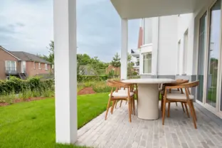 The hamptons cadzand appartement lumiere tuin tafel lucht