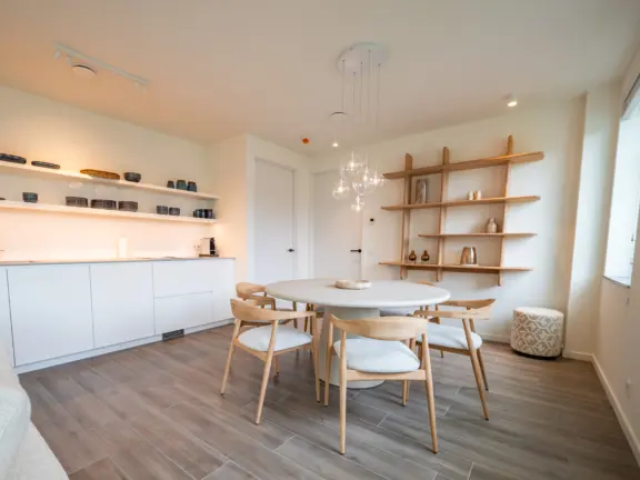 The hamptons cadzand appartement lumiere eettafel keuken