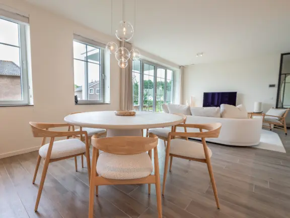 The hamptons cadzand appartement lumiere eettafel raam