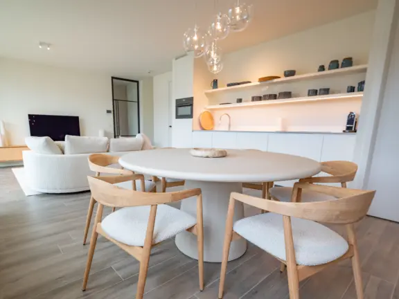 The hamptons cadzand appartement lumiere eettafel woonkamer