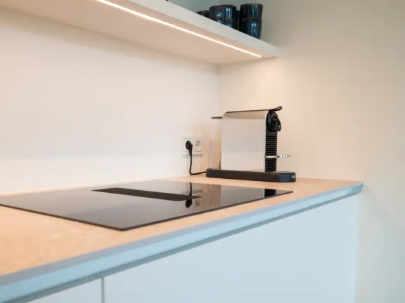 The hamptons cadzand appartement lumiere keuken koffiezetapparaat