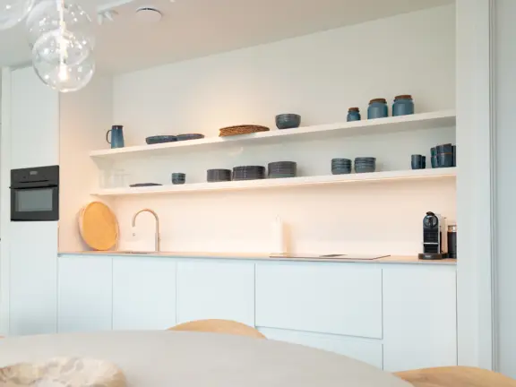 The hamptons cadzand appartement lumiere keuken zijkant