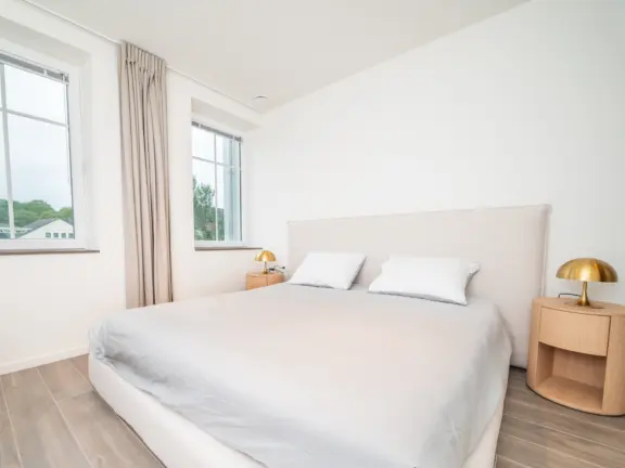 The hamptons cadzand appartement lumiere master bedroom bed