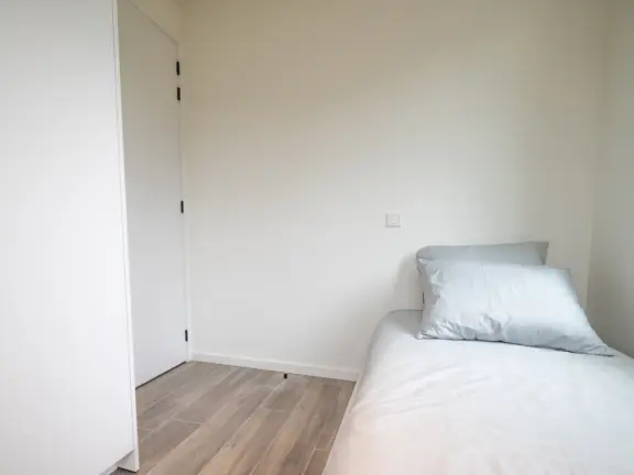 The hamptons cadzand appartement lumiere slaapkamer 1p bed deur