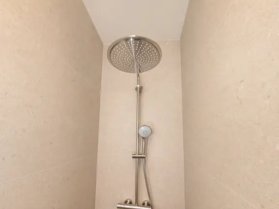 The hamptons cadzand appartement lumiere master douche