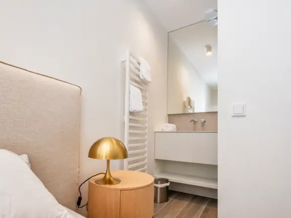 The hamptons cadzand appartement lumiere masterbedroom badkamer ensuite