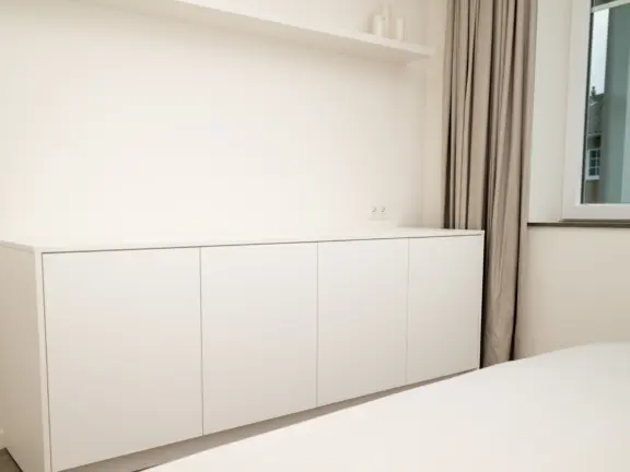 The hamptons cadzand appartement lumiere masterbedroom badkamer ensuite kast