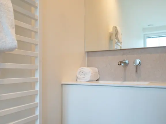 The hamptons cadzand appartement lumiere masterbedroom badkamer ensuite wastafel