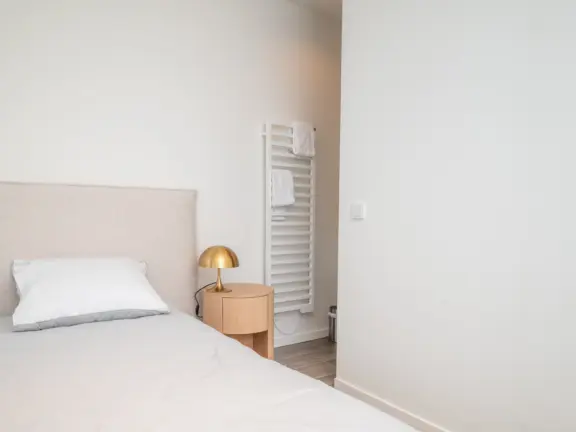 The hamptons cadzand appartement lumiere masterbedroom badkamer ensuite