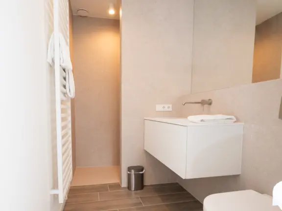 The hamptons cadzand appartement lumiere slaapkamer 2p badkamer