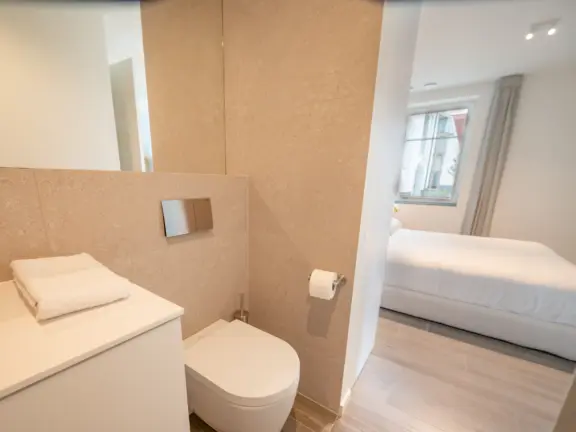 The hamptons cadzand appartement lumiere slaapkamer 2p badkamer bed
