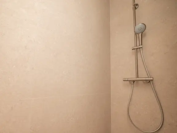 The hamptons cadzand appartement lumiere slaapkamer 2p badkamer douche 2