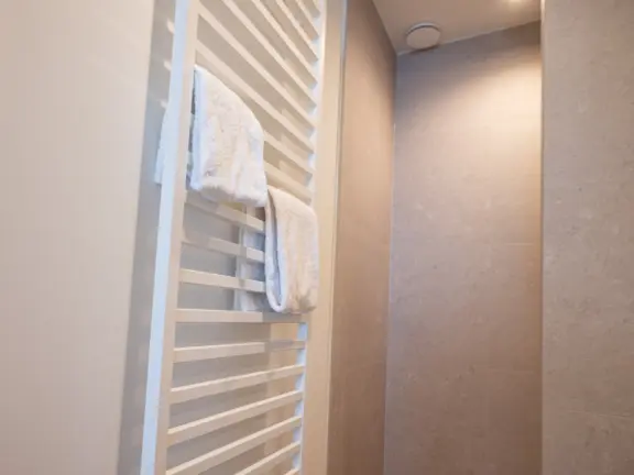 The hamptons cadzand appartement lumiere slaapkamer 2p badkamer handdoekrek
