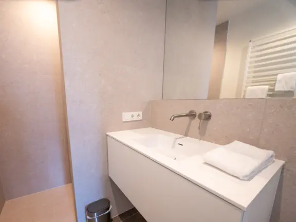 The hamptons cadzand appartement lumiere slaapkamer 2p badkamer wasbak